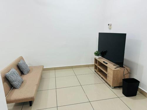 Телевизор и/или развлекательный центр в Nilam 6 3BR MINIMALIST Homestay NEAR KKIA Cyber City
