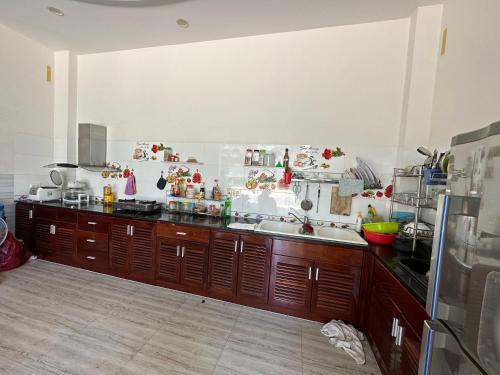 Kuchyň nebo kuchyňský kout v ubytování HOTEL 86 PHAN THIẾT