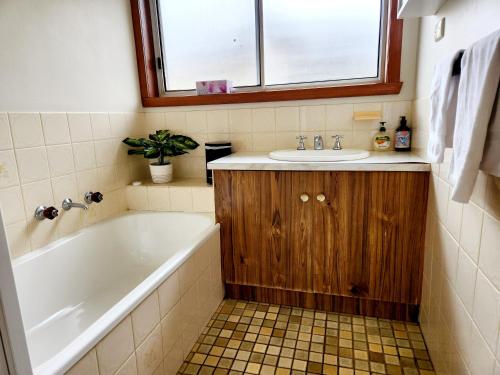 y baño con bañera y lavamanos. en The Edward - Central Unit, en Shepparton