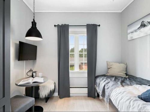 sypialnia z łóżkiem, stołem i oknem w obiekcie Comfy studio near Airport w mieście Garder