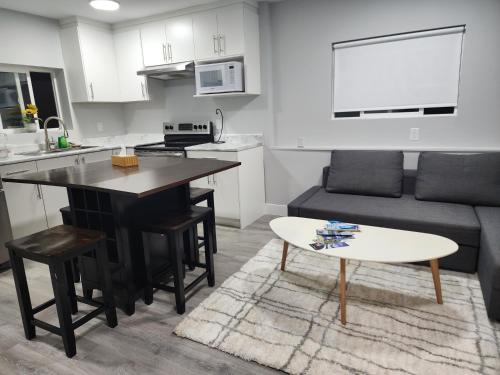 Fotografie z fotogalerie ubytování Blissfull Two Bedroom Suite Near surrey centre v destinaci Surrey