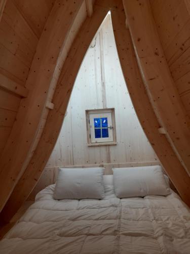 Säng eller sängar i ett rum på Adorable chalet