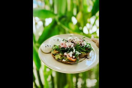 Makanan di atau berdekatan hotel