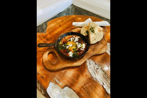 Makanan di atau berdekatan hotel