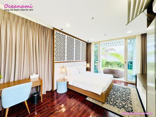 sypialnia z łóżkiem, biurkiem, stołem i łóżkiem w obiekcie Villa 1602 Oceanami, Sát biển, Hồ bơi riêng, 837m2 w mieście Long Hai