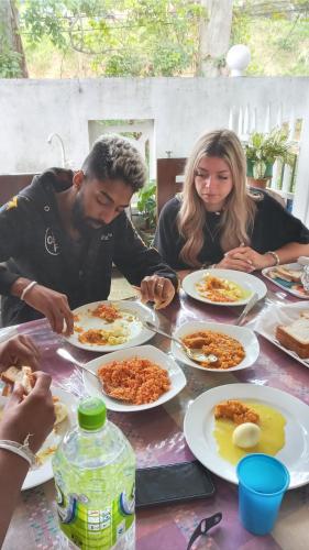 Φαγητό σε αυτό το δωμάτιο σε οικογενειακή κατοικία ή κάπου εκεί κοντά