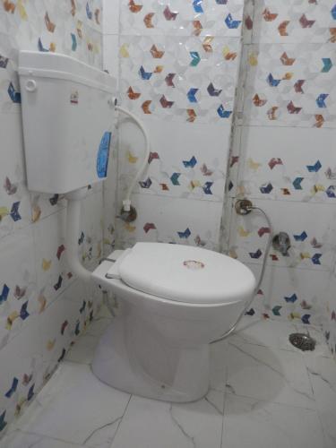 La salle de bains est pourvue de toilettes blanches. dans l'établissement Ranthambhore Tiger Hut, à Sawai Madhopur