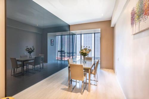 a dining room with a table and chairs at Moderno Departamento en Reforma 284 in Mexico City