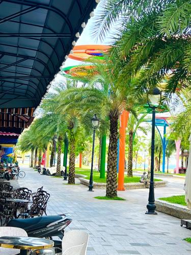 Un jardín fuera de RAINBOW Motel