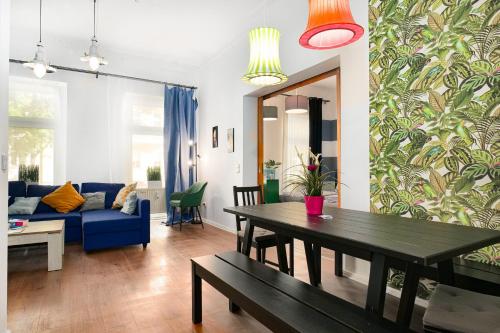 sala de estar con mesa y sofá azul en Blue Chili 13 - Nur ein Katzensprung in die City - bis 8 Pers, en Berlín