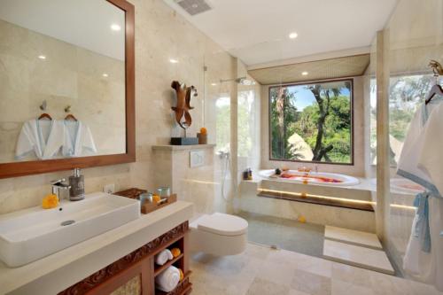 Salle de bains dans l'établissement Aksari Resort & Spa Ubud by Ini Vie Hospitality