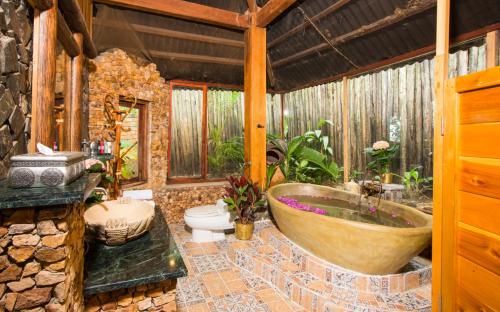 łazienka z dużą wanną i toaletą w obiekcie Chez Carole Beach Resort Phu Quoc w Duong Dong