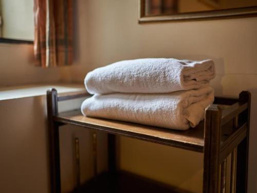 een stapel handdoeken op een plank in een badkamer bij Modern Apartment in Mesch with Garden in Mesch
