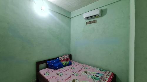 Krevet ili kreveti u jedinici u objektu SPOT ON 93020 Rumah Singgah Ganjuran