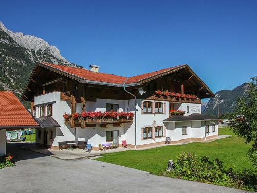 ロイタッシュにあるSuperb Apartment in Leutasch Tyrol with Meadow aroundの白い大きな建物