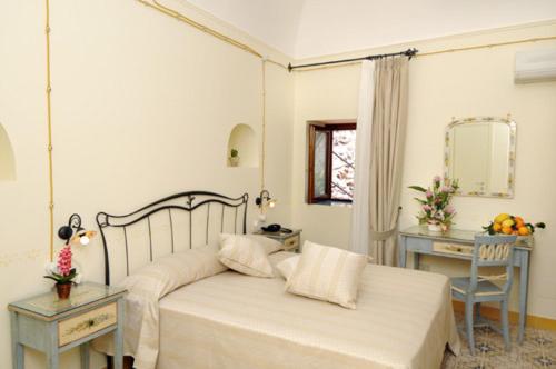 Een bed of bedden in een kamer bij Locanda Degli Dei