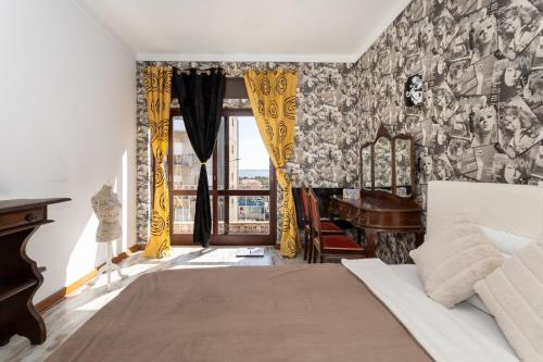 a bedroom with a bed and a wall of wallpaper at The whole villa, near a large park and a quiet beach in Barreiro