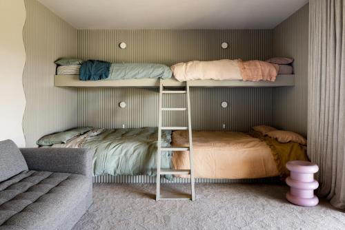 Una cama o camas en una habitación de Carrajung Estate