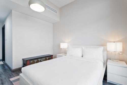 Postel nebo postele na pokoji v ubytování Aliving Elegant 1BR at Liwan Mazaya-11