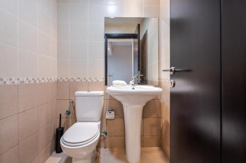 Koupelna v ubytování Aliving Elegant 1BR at Liwan Mazaya-11