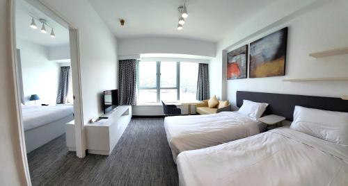 Uma cama ou camas num quarto em Grand Bay View Hotel