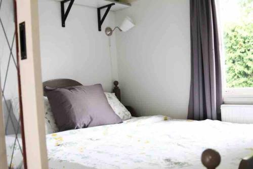 מיטה או מיטות בחדר ב-Natuurhuisje Veluwe met houtkachel en pizzaoven