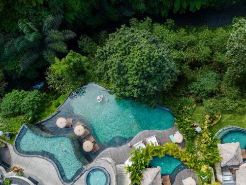 una vista aérea de 2 piscinas en un jardín en Aksari Resort Ubud by Ini Vie Hospitality en Tegalalang