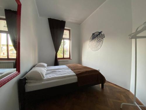 1 dormitorio con 1 cama en la esquina de una habitación en New York Hostel en Leópolis