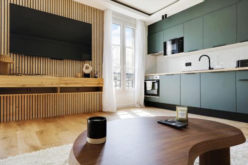 sala de estar con mesa y TV de pantalla plana en OLYMPIADES - PATAY Beautiful apartment, en París