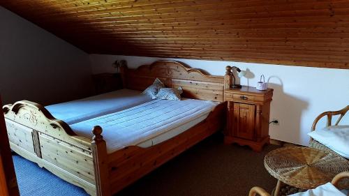 ヴィンターベルクにあるUnter den Wolkenのベッドルーム1室(木製ベッド1台、木製ドレッサー付)