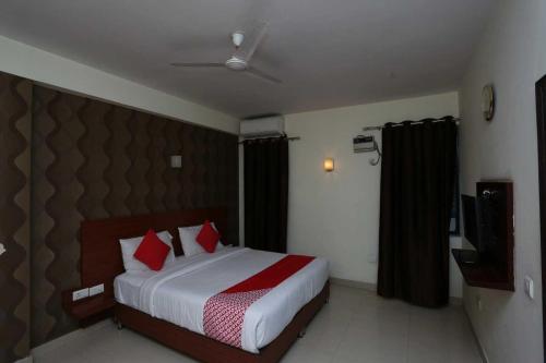 En eller flere senge i et værelse på Collection O Hotel Himalaya