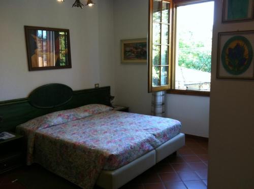 a bedroom with a bed and a window at Agriturismo La Cavaliera in Monteveglio