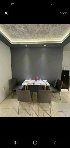a dining room with a table and chairs at Departamento por plaza terraza oblatos in Guadalajara