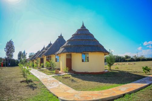 una fila de cabañas con techo de hierba en OLOIRIEN HOTEL & RESORT en Narok