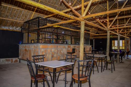 grupa stołów i krzeseł w restauracji w obiekcie OLOIRIEN HOTEL & RESORT w mieście Narok
