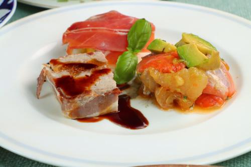 ホテルの敷地内または近くでの食事または食べ物