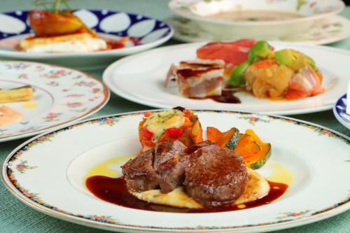 ホテルの敷地内または近くでの食事または食べ物