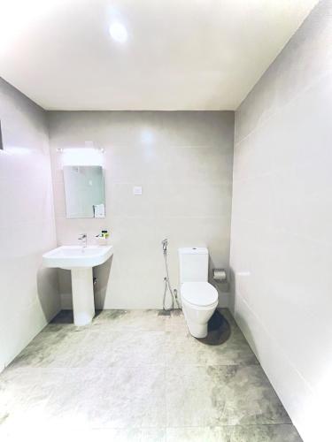 a bathroom with a toilet and a sink at Ceylon Kingsmen Garden - Katunayake Airport Transit Hotels in Negombo