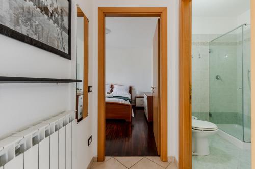 y baño con aseo y ducha acristalada. en Perugia Quiet & Comfy Apartment, en San Martino in Campo