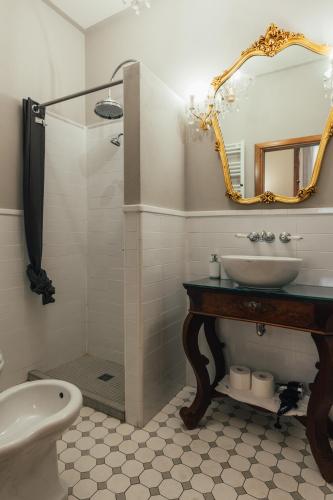a bathroom with a sink and a mirror at Locanda Dolcevita in Dozza
