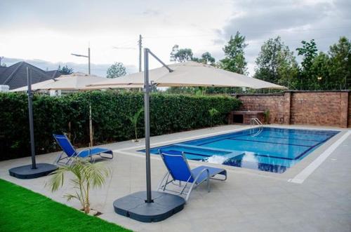 Bazén v ubytování Lux Suites Eldoret Luxury Villas nebo v jeho okolí