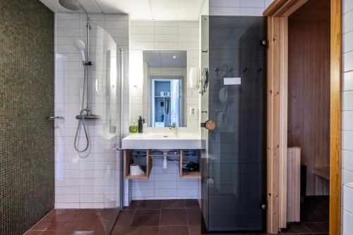 y baño con lavabo y ducha. en First Hotel Planetstaden en Lund