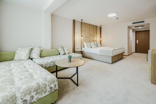 En eller flere senge i et værelse på SPA Hotel Green Park