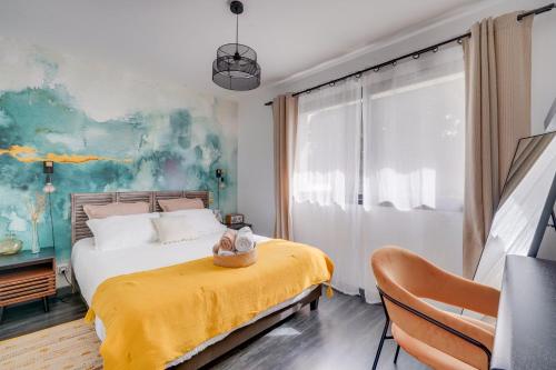 Tempat tidur dalam kamar di LE MAOBI - Arboré, calme, propre - 15 min Bordeaux centre