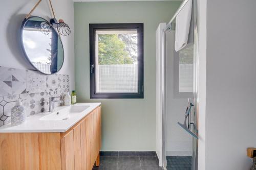 une salle de bain avec un lavabo et un miroir dans l'établissement LE MAOBI - Arboré, calme, propre - 15 min Bordeaux centre, à Tresses