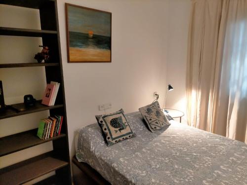 1 dormitorio con 1 cama con 2 almohadas en Alameda Donkey Parking, en Sevilla