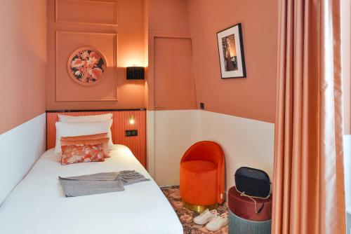 a hotel room with a bed and a chair at Mercure Paris Gare De Lyon Opera Bastille in Paris