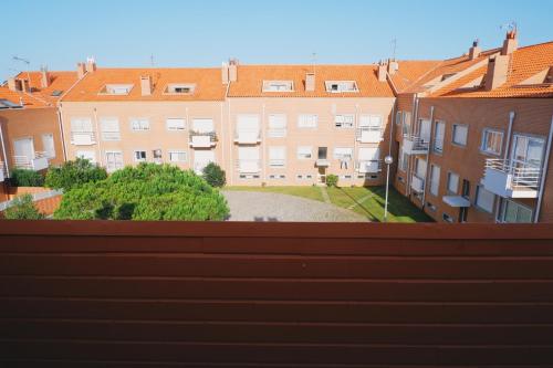 uma vista de uma cerca de uma cidade com edifícios em 44 Forty Four Coast - Espinho em Espinho