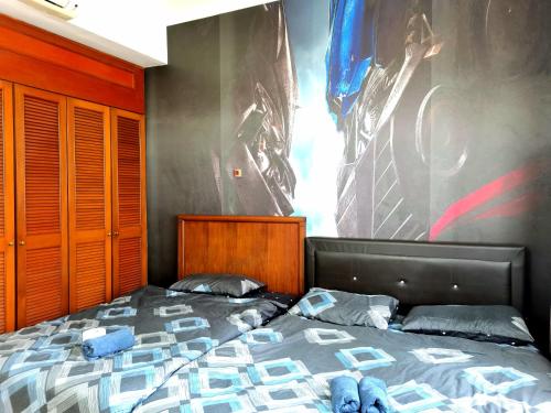 una camera da letto con un letto e un dipinto sul muro di KLCC Transformers Homestay 10pax a Kuala Lumpur