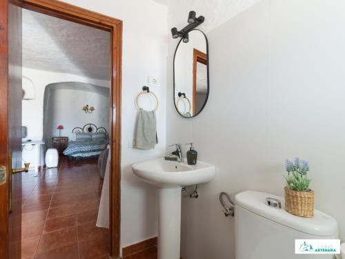łazienka z umywalką i lustrem w obiekcie Living Artenara - CAVE HOUSE & TERRACE Adults Only w mieście Artenara